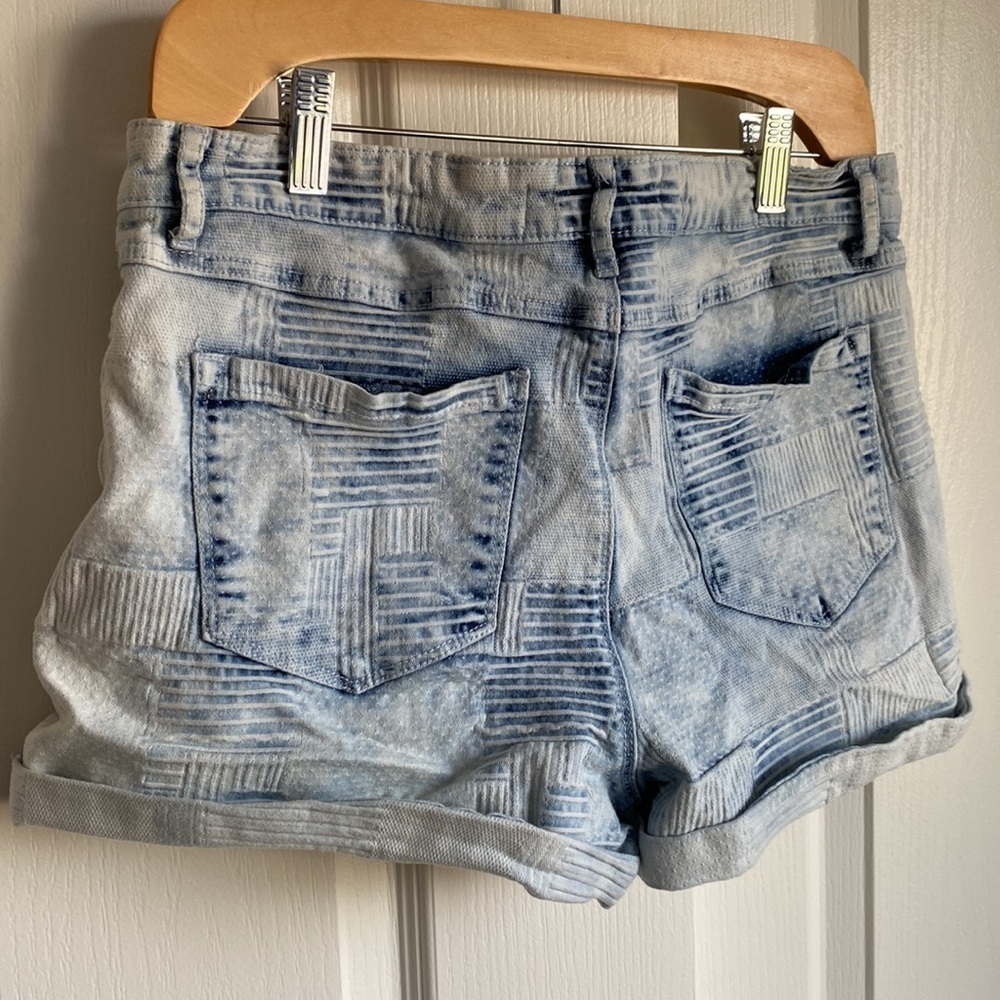 Reitmans - Acid Wash Textured Denim Jean Shorts​​​​​​​​​​​​​ - Picture 4 of 7